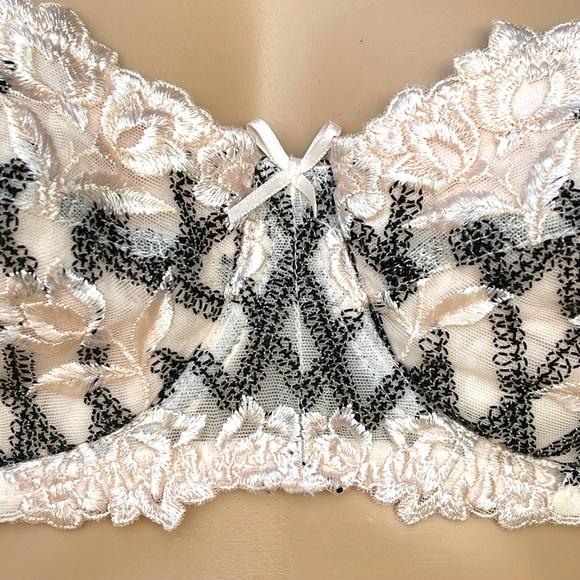 Vintage 90s Lise Charmel pink & black floral lacy bra - Picture 3 of 13